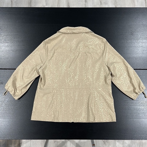 Zenergy by Chico’s Beige Gold Leopard Print Zip-Up Jacket Size 2 - Picture 5 of 11